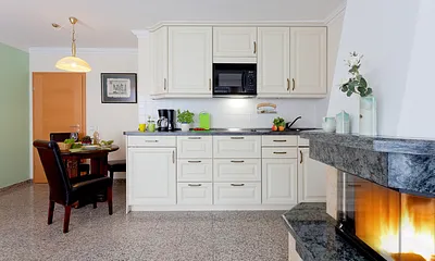 Koch- und Essbereich mit Kamin