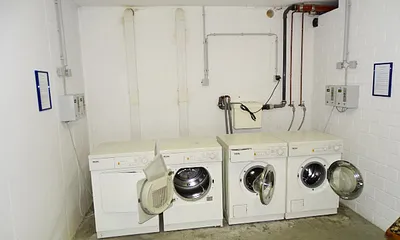 Münz-Waschmaschine und -trockner i Keller