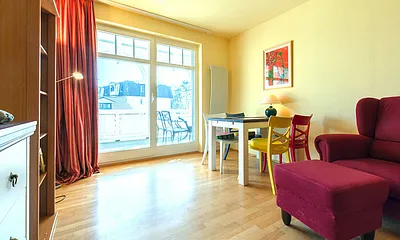 Esstisch am Fenster zum Balkon