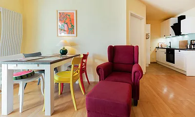 Esstisch und Küche im Hintergrund