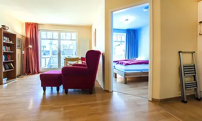 Wohnraum mit offener Tür zum Schlafzimmer