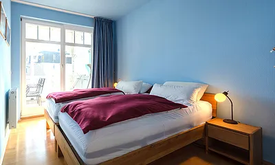 Schlafzimmer mit 2 Einzelbetten als Doppelbett