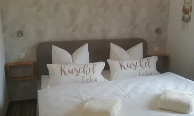 Schlafzimmer 1 mit Doppelbett ( 1,80 x 2,00 m ) und TV