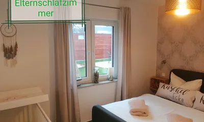 Schlafzimmer 2 mit Doppelbett ( 1,60 x 2,00 m ) und Babybett