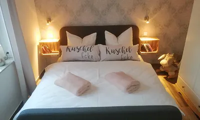 Schlafzimmer 2 mit Babybett & Ehebett 