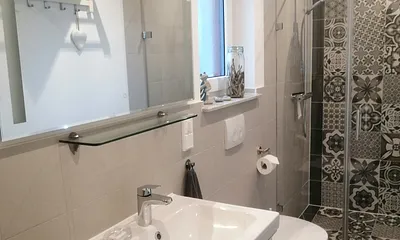 Badezimmer mit Dusche