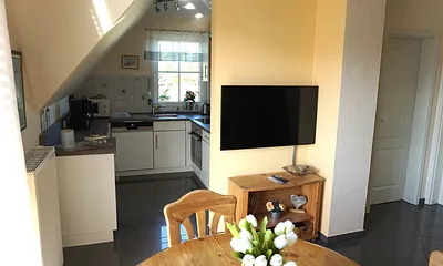 Wohnzimmer mit Einbauiküche