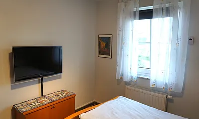 1.Schlafzimmer mit TV
