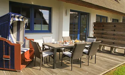 Terrasse mit Möbel und Strandkorb