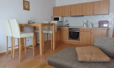 Küchenzeile mit Essplatz