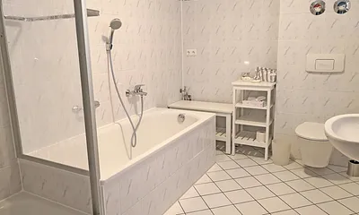 Badezimmer mit Dusche und Badewanne