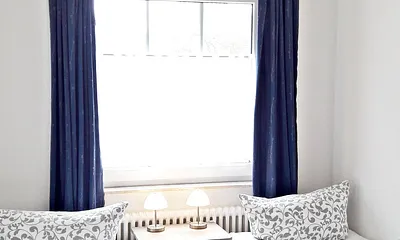 Ein zweites Schlafzimmer mit zwei Einzelbetten