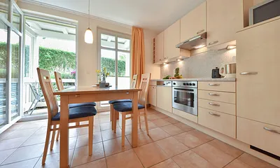 offene Küche mit Terrassenzugang