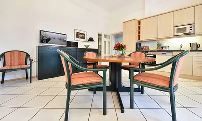 Küchenzeile mit Essbereich