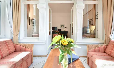 Loggia mit Blick in Wohnraum