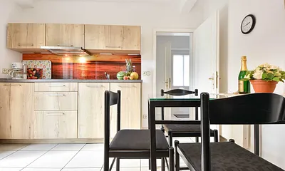 Küchenzeile mit Essbereich