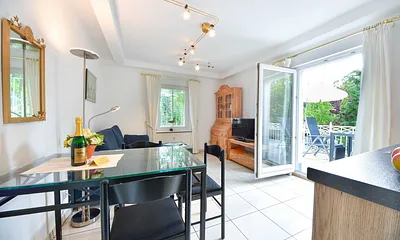 Wohnraum mit Zugang zur Terrasse