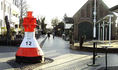 Klosterstrasse mit Museum und Boje.  Die Einkaufsstrasse in Zingst