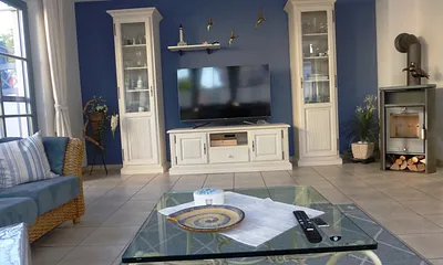 Gemütlicher Wohnbereich mit Ohrensessel sowie WLAN und Fernseher  