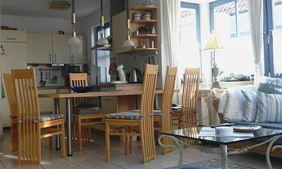 Küche mit Spülmaschine sowie dem Essbereich für 6 Personen