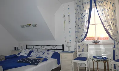 Schlafraum Kapitän-Kajüte mit großem Kleiderschrank & Fernseher. Betten ohne Fußteil