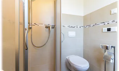 Bad mit Dusche & WC