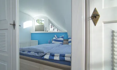 1. Schlafzimmer mit Doppelbett und Kinderbett