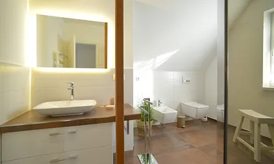 Bad oben mit Infrarotkabine