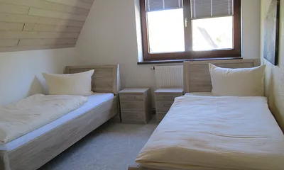 Schlafzimmer 1 mit Einzelbetten und TV