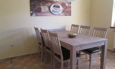 Küche mit großem Esstisch