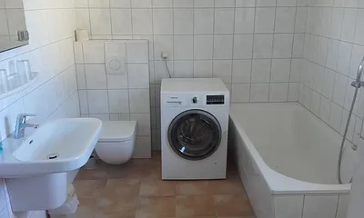 Bad mit Waschtrockner im Erdgeschoss
