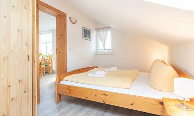 Schlafzimmer mit Doppelbett