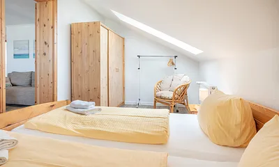 Schlafzimmer mit Doppelbett