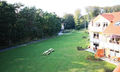 Spielwiese hinter den Häusern