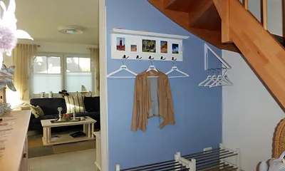 Flurgaderobe & Durchgang zum Wohnraum