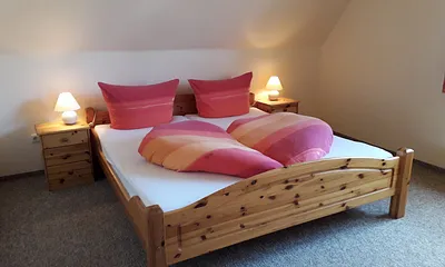Schlafzimmer mit Doppelbett