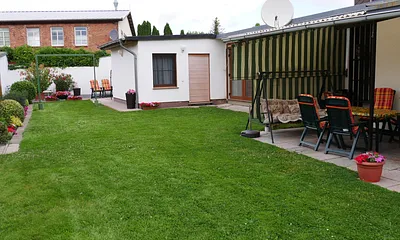 Rasenfläche mit Ferienwohnung 2 im Hintergrund