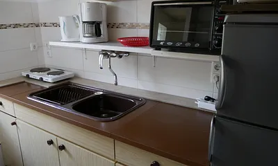 Küche mit Kühlschrank, Tiefkühlaufsatz,Backofen,Mikrowelle,Kaffeemaschine,Doppelkochpla