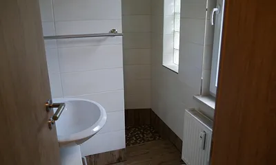 Schönes neues WC mit Dusche, von Küche zu betreten