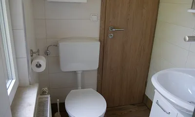 WC mit Tür zur Küche