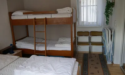 1 Schlafraum mit Doppelbett, Etagenbett und Reisekinderbett 