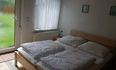 1 Schlafraum mit Doppelbett, Etagenbett und Reisekinderbett 