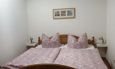 kleines Schlafzimmer mit Dachfenster