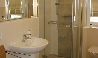 Badezimmer mit Dusche