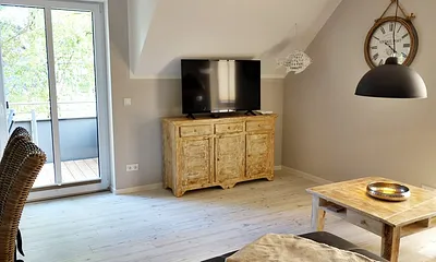 Wohnbereich mit Zugang zum Balkon