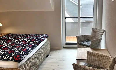 Schlafzimmer mit Zugang zum Balkon
