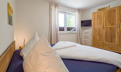 grosszügiger Kleiderschrank , Insektenschutz, Verdunkelungsplissee, TV