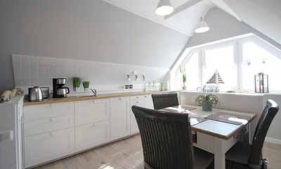 Küchenzeile mit Essbereich