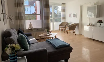 heller Wohnbereich mit Zugang zur Terrasse