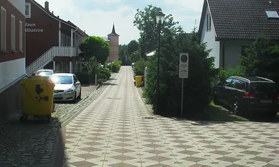 ruhige Zufahrtsstrasse